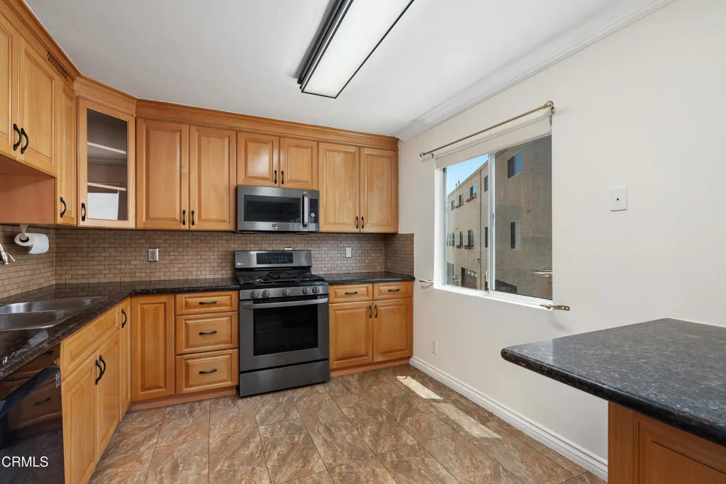 9503 Via Venezia, Burbank, California 91504 home-pic-16